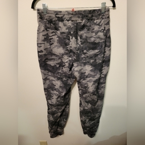 Spanx Camo Pants - Picture 3 of 3